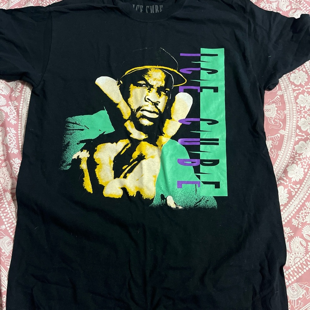 Ice cube tee size medium